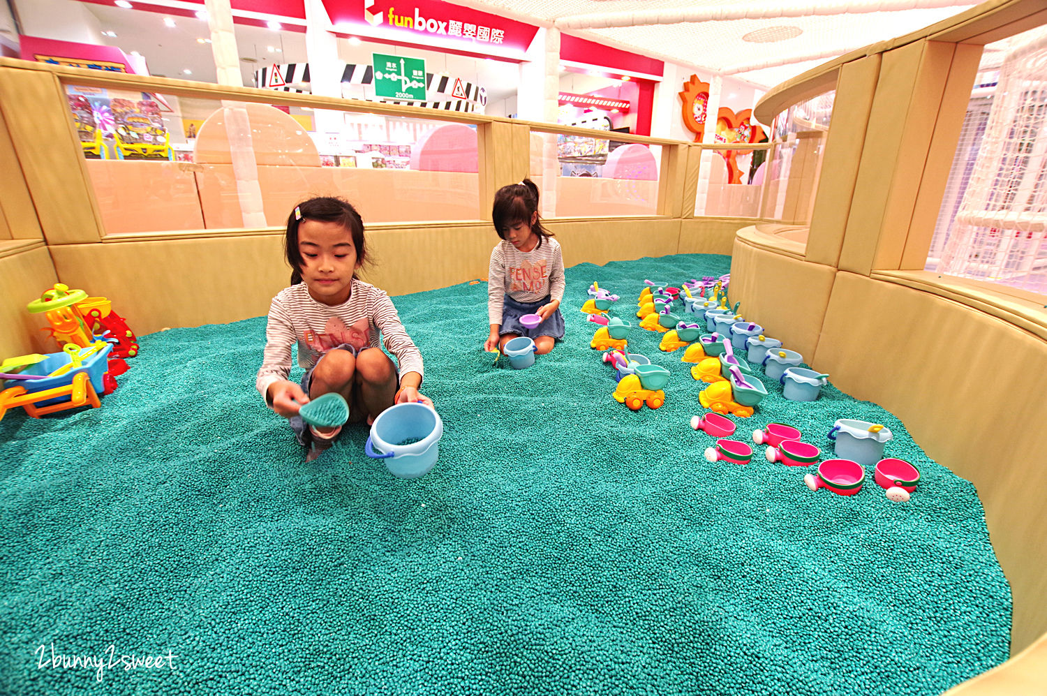 新北室內樂園》KID&#8217;s 建築樂園-夢想城體驗館 2019 全新改裝～馬卡龍色系夢幻場景 x 酷炫科技互動遊戲區～新北中和好拍又放電的親子樂園｜室內景點｜雨天景點 @兔兒毛毛姊妹花