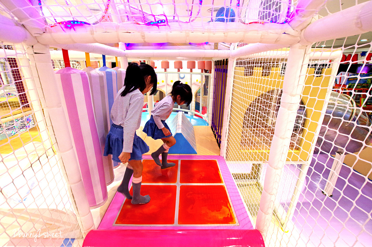 新北室內樂園》KID&#8217;s 建築樂園-夢想城體驗館 2019 全新改裝～馬卡龍色系夢幻場景 x 酷炫科技互動遊戲區～新北中和好拍又放電的親子樂園｜室內景點｜雨天景點 @兔兒毛毛姊妹花