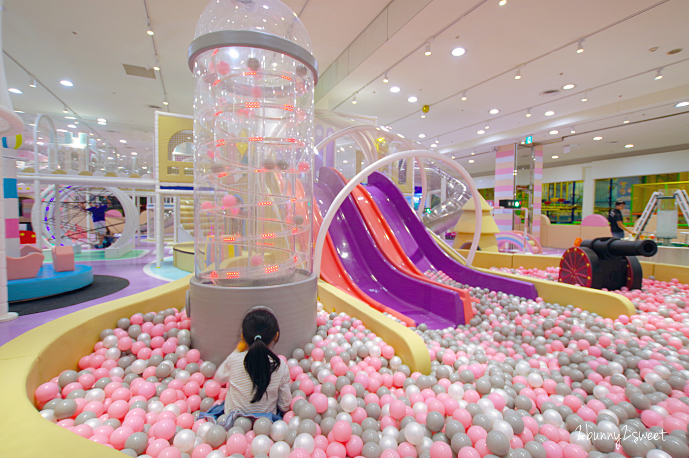 新北室內樂園》KID&#8217;s 建築樂園-夢想城體驗館 2019 全新改裝～馬卡龍色系夢幻場景 x 酷炫科技互動遊戲區～新北中和好拍又放電的親子樂園｜室內景點｜雨天景點 @兔兒毛毛姊妹花