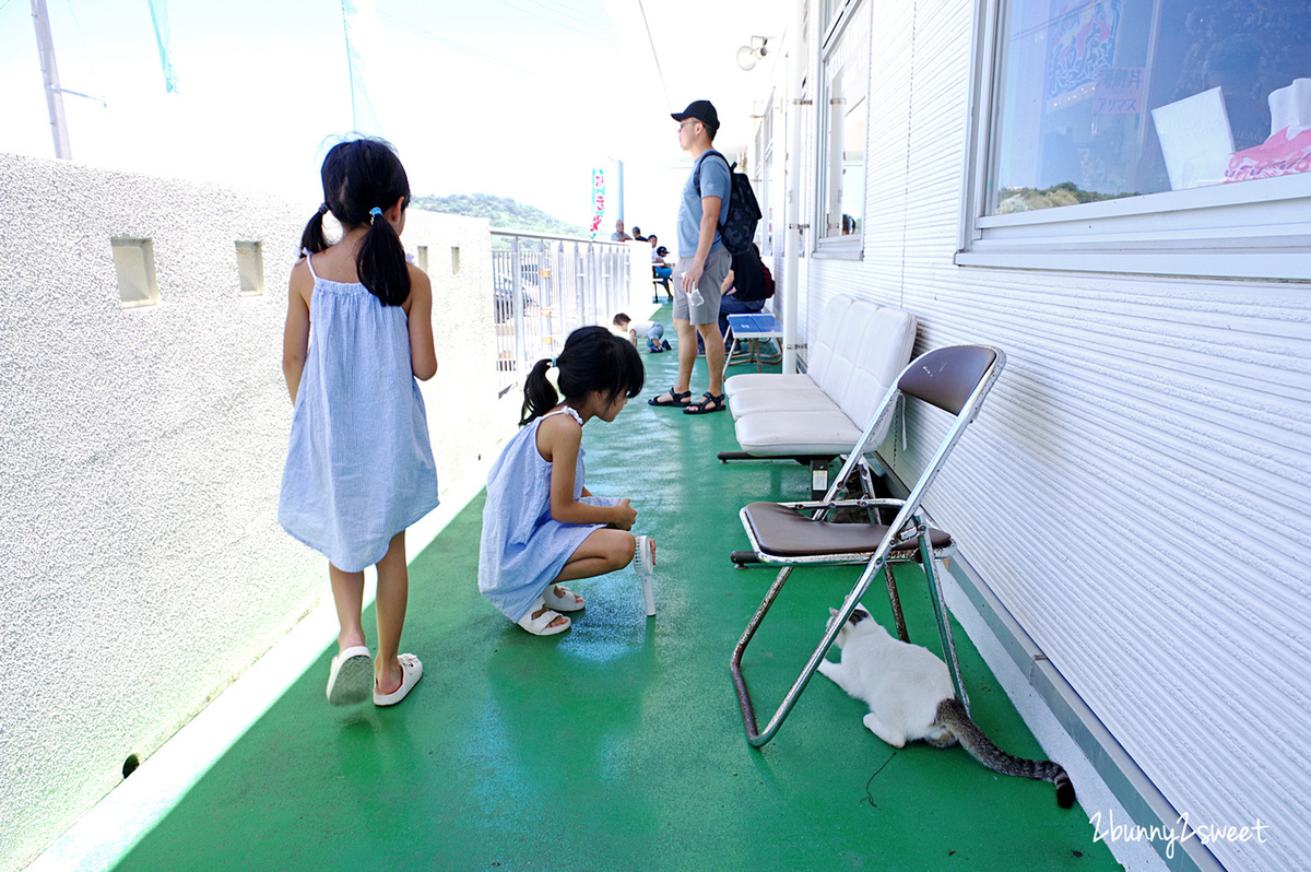 [沖繩｜南城。美食] 奥武島いまいゆ市場｜奧武島 Imaiyu 市場～新鮮又平價的海鮮、生魚片這裡吃～漁村小島上的小魚市 @兔兒毛毛姊妹花