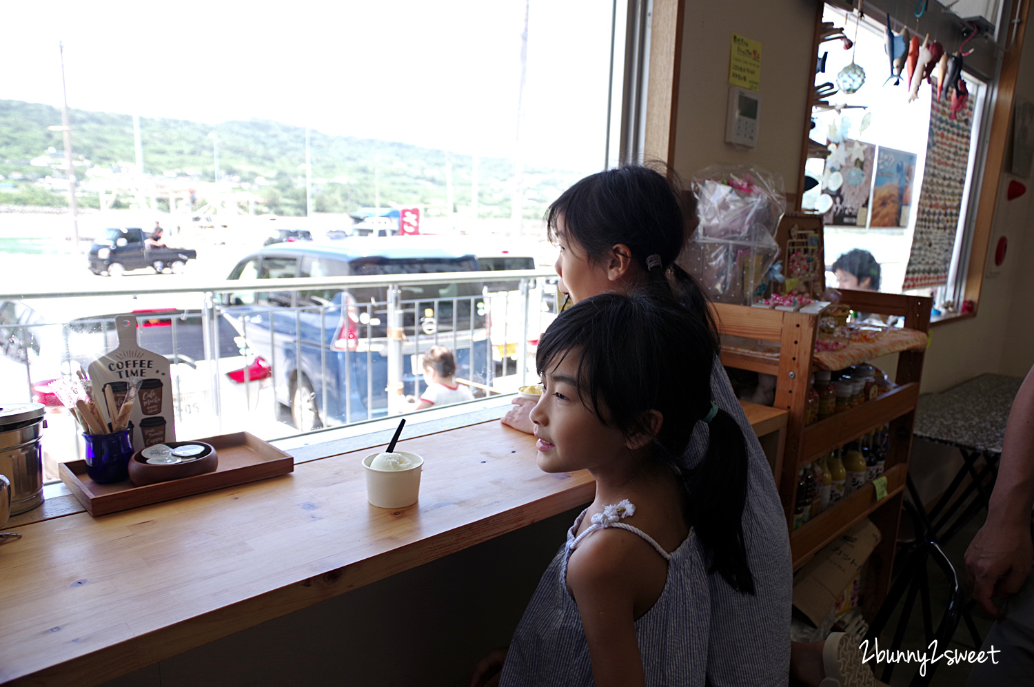 [沖繩｜南城。美食] 奥武島いまいゆ市場｜奧武島 Imaiyu 市場～新鮮又平價的海鮮、生魚片這裡吃～漁村小島上的小魚市 @兔兒毛毛姊妹花