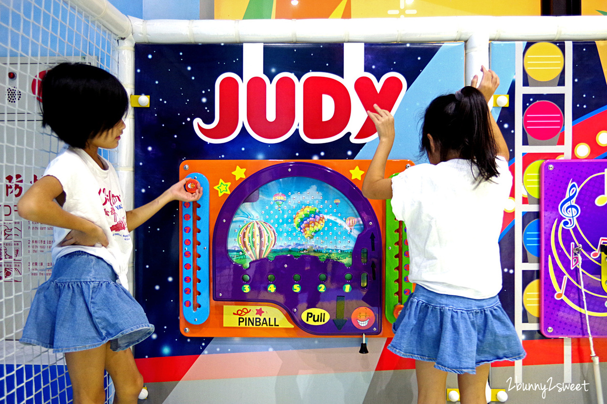 [桃園｜蘆竹。親子餐廳] 喬笛親子動動館 JUDY cafe &#038; play～結合大型體能遊戲區、靜態繪本音樂遊戲區、電動車、手作 DIY、家長運動健身區的不限時親子餐廳～北桃園最大親子室內樂園｜室內景點｜雨天景點 @兔兒毛毛姊妹花