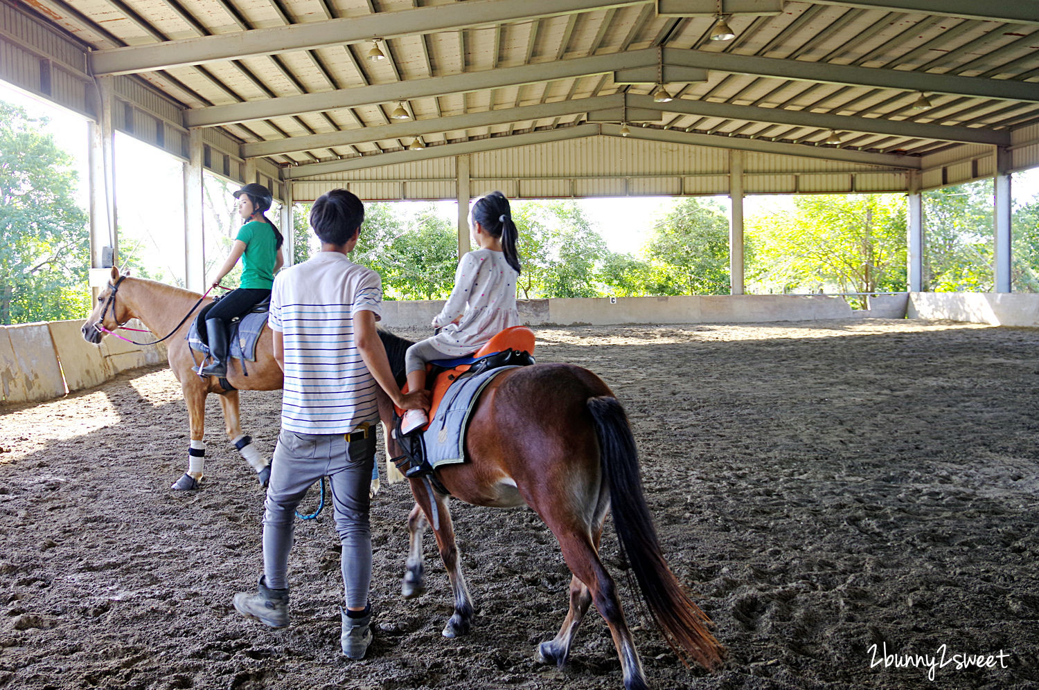 宜蘭親子景點》大洲馬場～不論晴天雨天都能免費看馬、摸馬，銅板價餵馬，牽騎迷你馬也只要 100 元～宜蘭三星隱藏版餵食動物景點｜免費景點｜宜蘭農牧場 @兔兒毛毛姊妹花