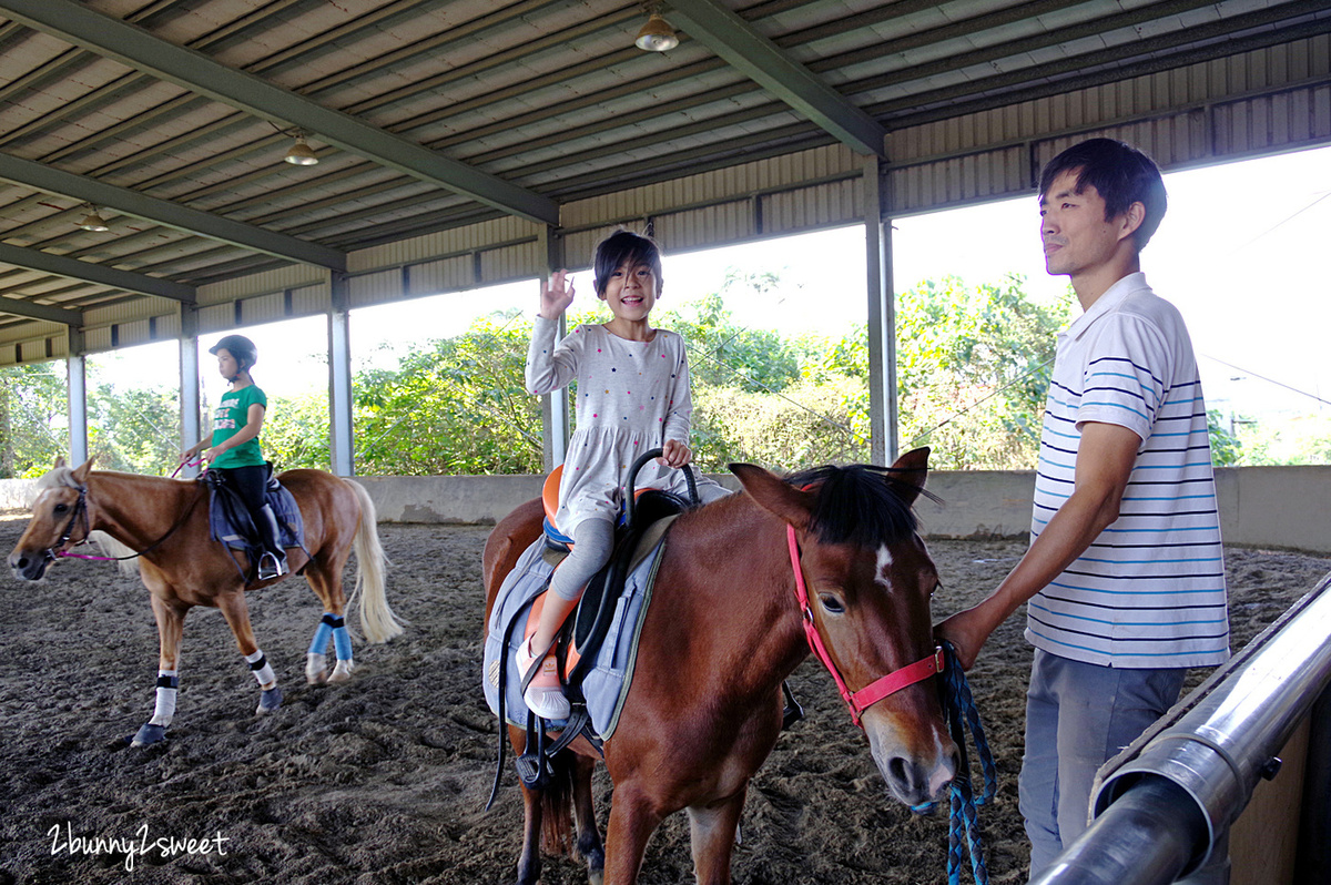 宜蘭親子景點》大洲馬場～不論晴天雨天都能免費看馬、摸馬，銅板價餵馬，牽騎迷你馬也只要 100 元～宜蘭三星隱藏版餵食動物景點｜免費景點｜宜蘭農牧場 @兔兒毛毛姊妹花