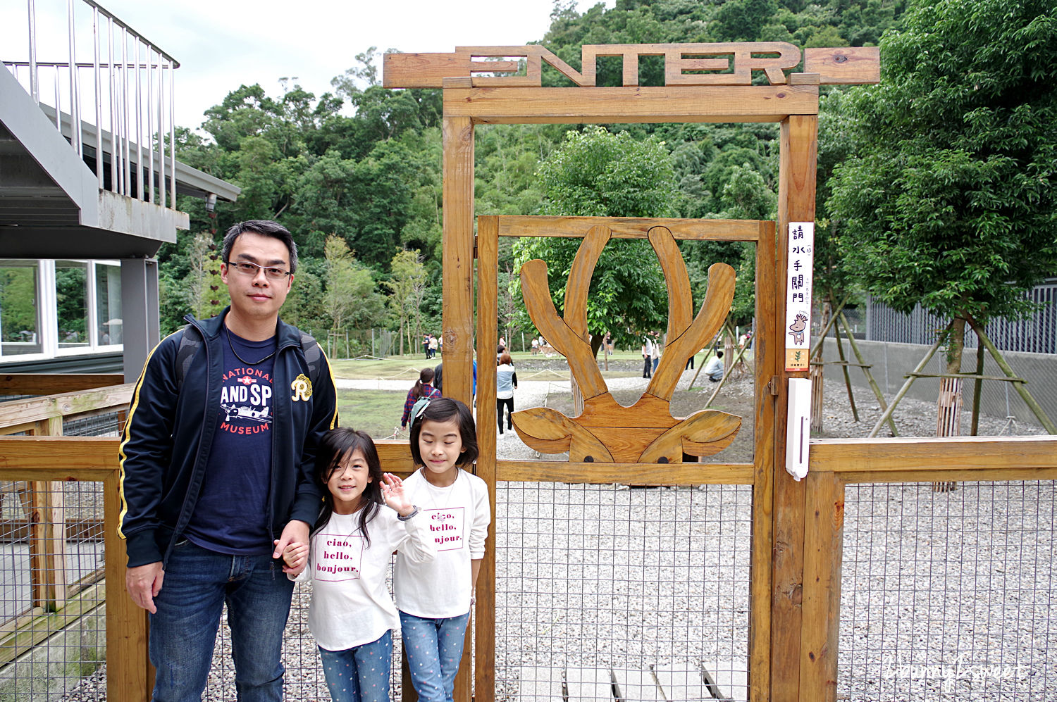 宜蘭親子景點》斑比山丘 Bambi Land 網路預約免排隊~近距離撫摸、餵食梅花鹿 x 超萌小鹿主題文創商店 x 好好拍網美拍照場景～宜蘭冬山超療癒梅花鹿休閒農場｜斑比山丘交通、停車、排隊、預約方式 @兔兒毛毛姊妹花