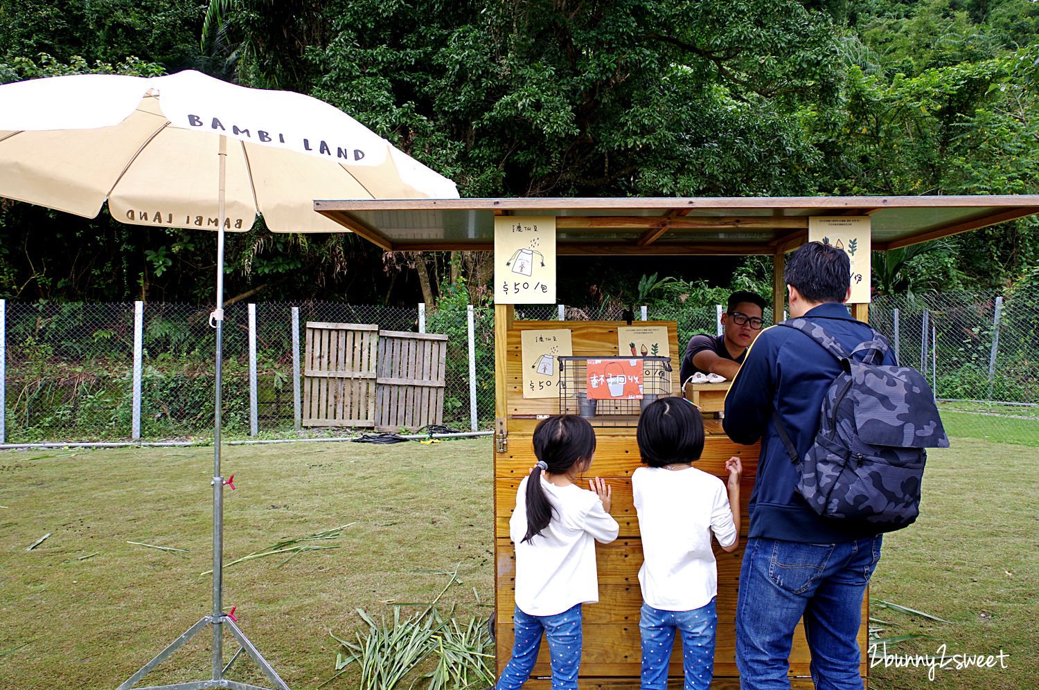 宜蘭親子景點》斑比山丘 Bambi Land 網路預約免排隊~近距離撫摸、餵食梅花鹿 x 超萌小鹿主題文創商店 x 好好拍網美拍照場景～宜蘭冬山超療癒梅花鹿休閒農場｜斑比山丘交通、停車、排隊、預約方式 @兔兒毛毛姊妹花