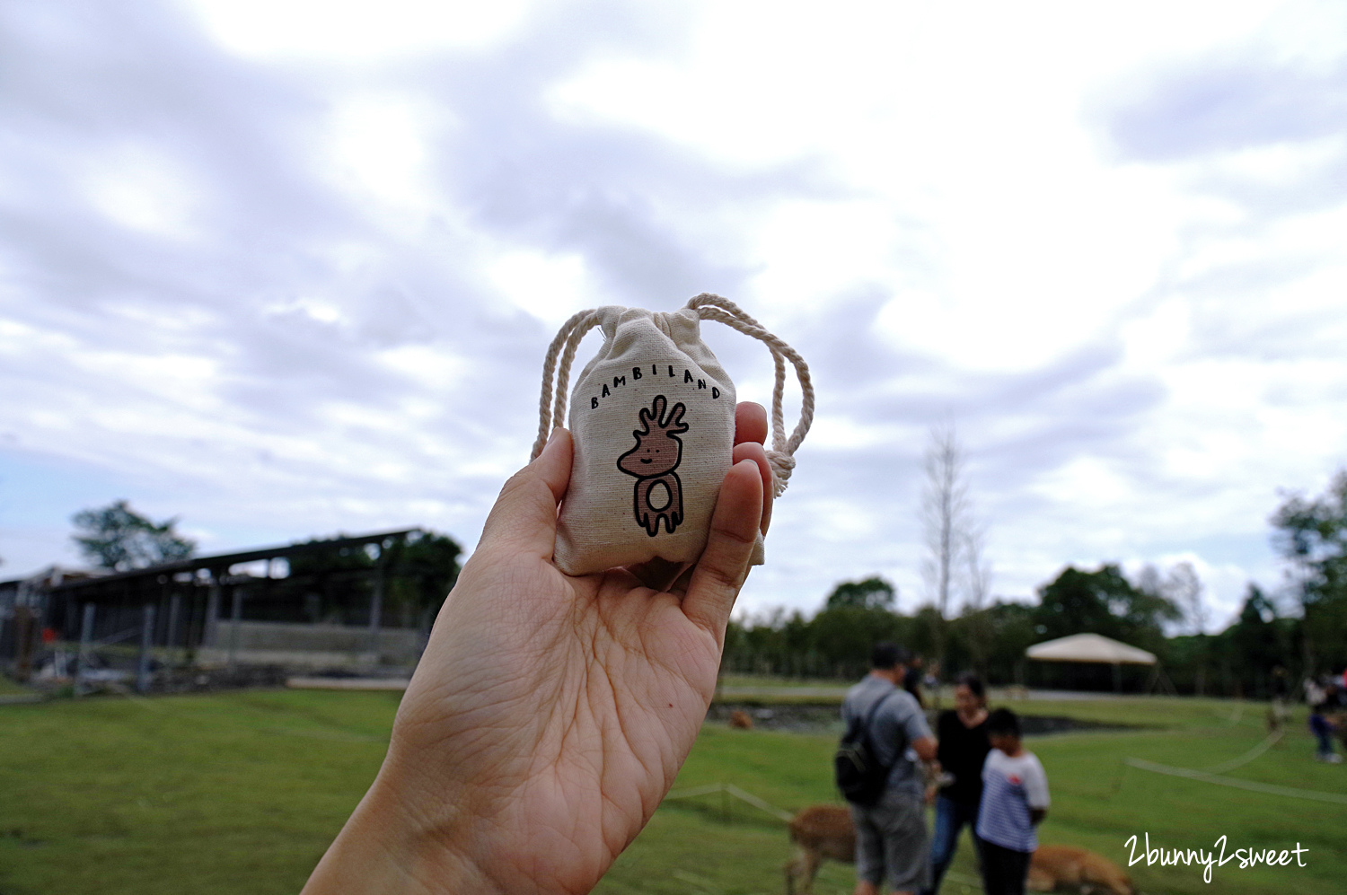 宜蘭親子景點》斑比山丘 Bambi Land 網路預約免排隊~近距離撫摸、餵食梅花鹿 x 超萌小鹿主題文創商店 x 好好拍網美拍照場景～宜蘭冬山超療癒梅花鹿休閒農場｜斑比山丘交通、停車、排隊、預約方式 @兔兒毛毛姊妹花