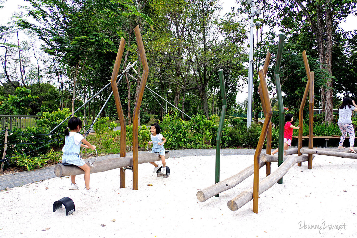 [新加坡。親子景點] 裕廊湖花園 Jurong Lake Gardens～新加坡第三個國家級公園全新開放!! Forest Ramble 兒童森林遊戲區、Clusia Cove 戲水區～親子必訪免費景點｜裕廊湖花園地圖｜裕廊湖花園交通｜2020 新加坡必玩景點 @兔兒毛毛姊妹花