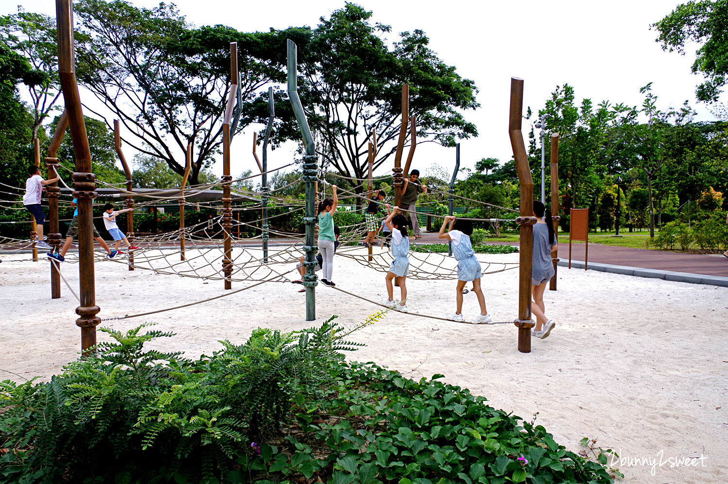 [新加坡。親子景點] 裕廊湖花園 Jurong Lake Gardens～新加坡第三個國家級公園全新開放!! Forest Ramble 兒童森林遊戲區、Clusia Cove 戲水區～親子必訪免費景點｜裕廊湖花園地圖｜裕廊湖花園交通｜2020 新加坡必玩景點 @兔兒毛毛姊妹花