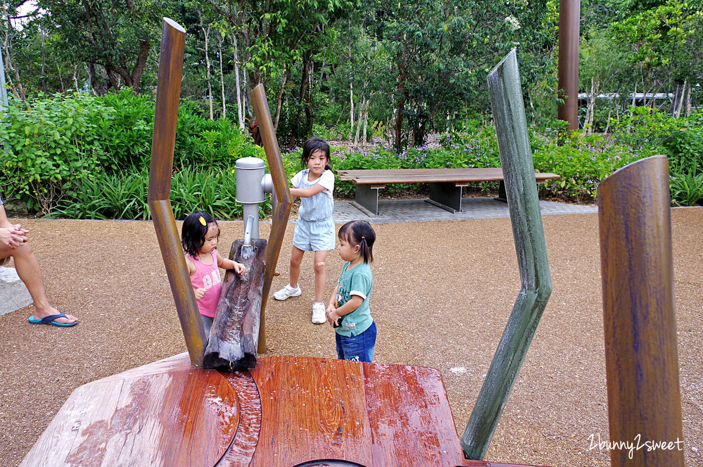 [新加坡。親子景點] 裕廊湖花園 Jurong Lake Gardens～新加坡第三個國家級公園全新開放!! Forest Ramble 兒童森林遊戲區、Clusia Cove 戲水區～親子必訪免費景點｜裕廊湖花園地圖｜裕廊湖花園交通｜2020 新加坡必玩景點 @兔兒毛毛姊妹花