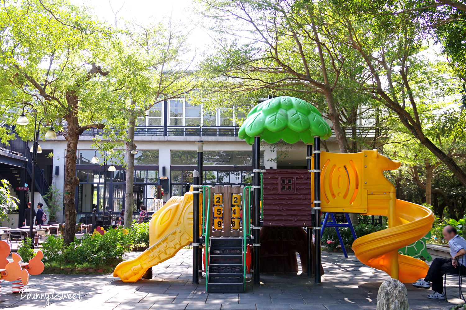 彰化親子景觀餐廳》卦山月園景觀餐廳～有戶外遊戲區、沙坑、吊床、魚池、草坪，八卦山上可以眺望彰化市夜景的複合式景觀餐廳｜彰化八卦山大佛風景區 @兔兒毛毛姊妹花