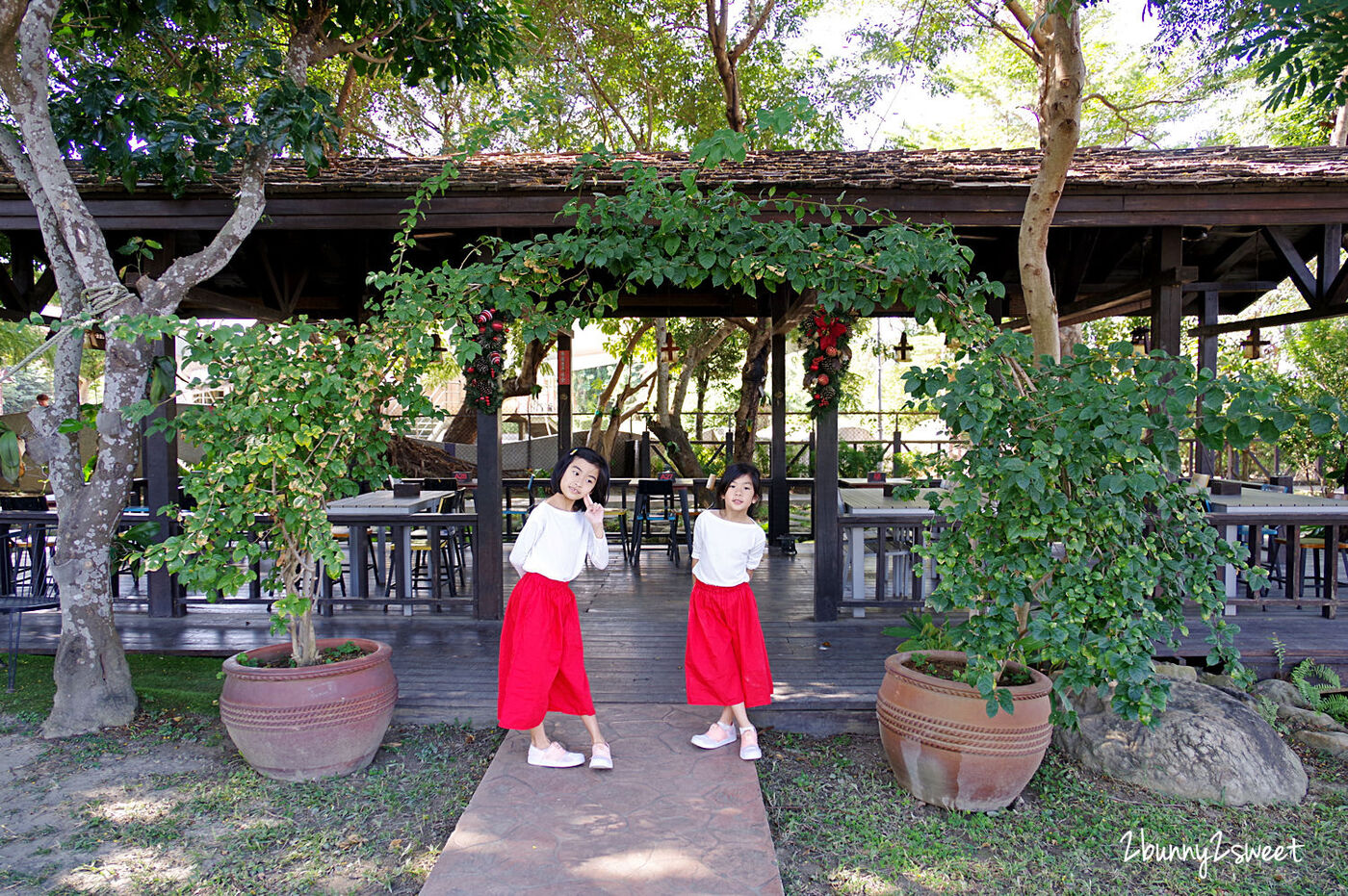 彰化親子景觀餐廳》卦山月園景觀餐廳～有戶外遊戲區、沙坑、吊床、魚池、草坪，八卦山上可以眺望彰化市夜景的複合式景觀餐廳｜彰化八卦山大佛風景區 @兔兒毛毛姊妹花