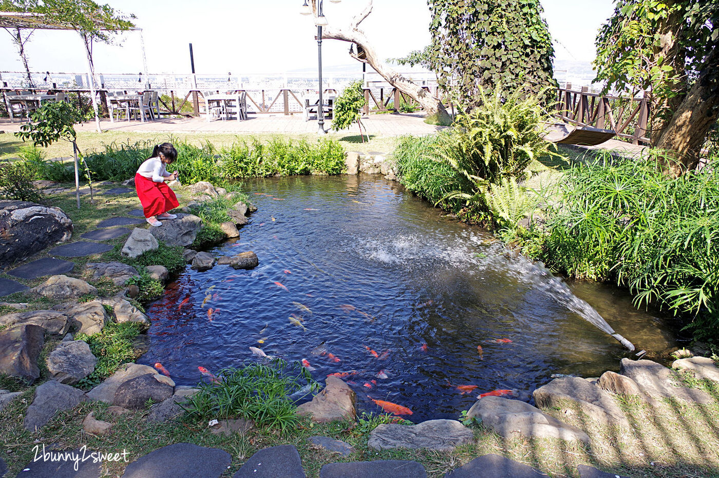 彰化親子景觀餐廳》卦山月園景觀餐廳～有戶外遊戲區、沙坑、吊床、魚池、草坪，八卦山上可以眺望彰化市夜景的複合式景觀餐廳｜彰化八卦山大佛風景區 @兔兒毛毛姊妹花