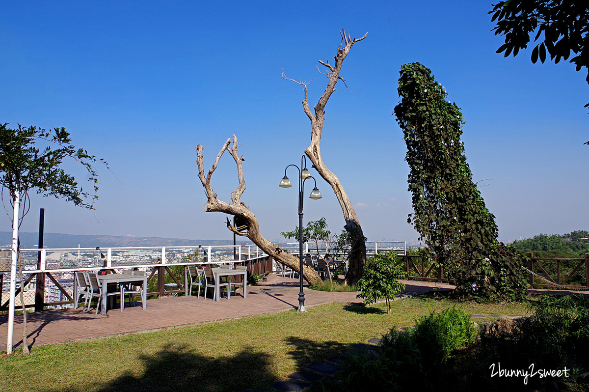 彰化親子景觀餐廳》卦山月園景觀餐廳～有戶外遊戲區、沙坑、吊床、魚池、草坪，八卦山上可以眺望彰化市夜景的複合式景觀餐廳｜彰化八卦山大佛風景區 @兔兒毛毛姊妹花