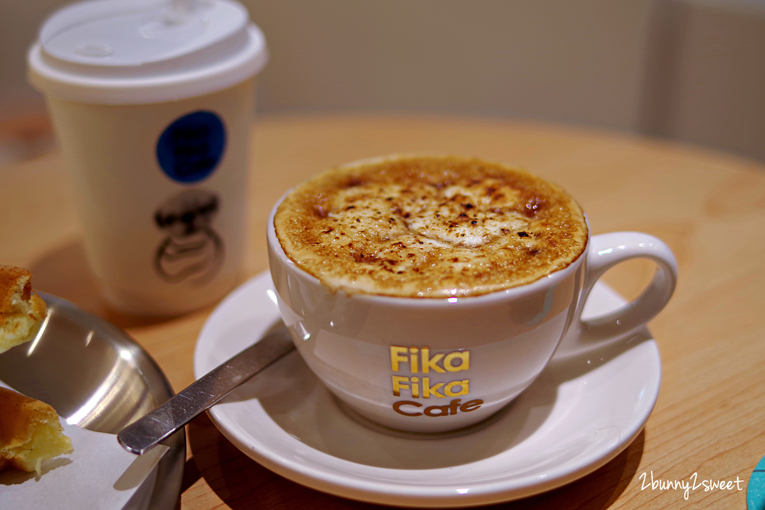 [台北｜信義。美食]  遠百信義 A13 Fika Fika Cafe~咖啡烘焙冠軍創立的北歐風美拍咖啡廳，獨家咖啡霜淇淋、獨家威士忌咖啡、夾心鬆餅、風味咖啡｜亞洲TOP 50咖啡店｜信義商圈美食｜捷運市政府站｜捷運象山站 @兔兒毛毛姊妹花