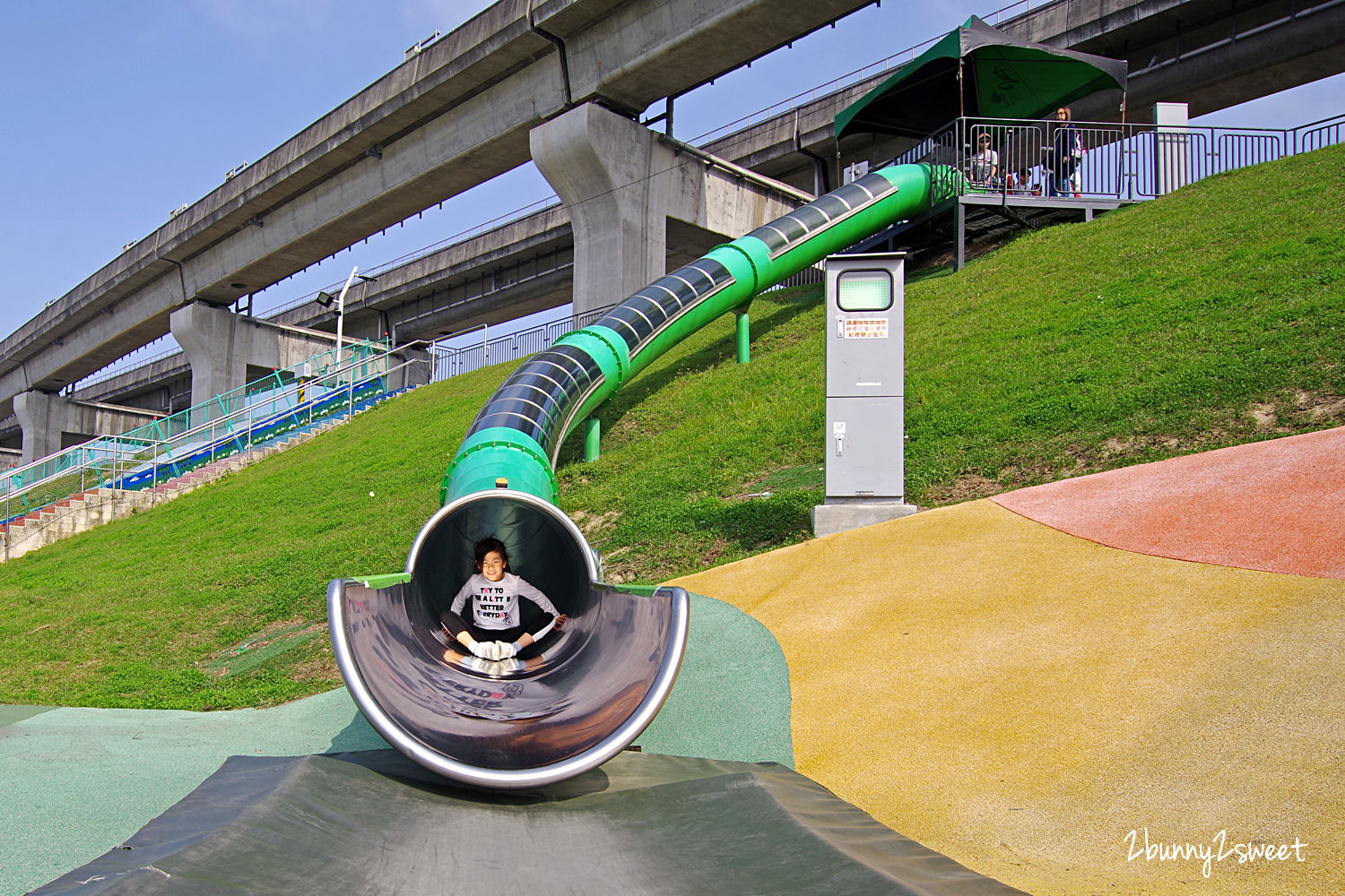 新北特色公園》 新北大都會公園 瀑布滑草場＆幸運草地景溜滑梯～七米高河堤變身超歡樂遊戲場，三重最放電免費遛小孩好去處 @兔兒毛毛姊妹花