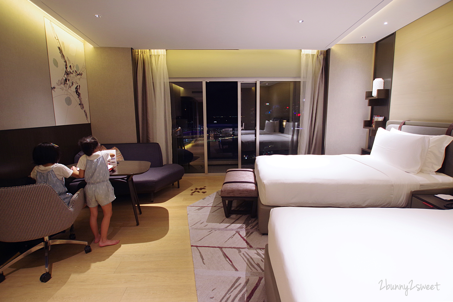 新加坡住宿》史丹佛瑞士飯店 Swissotel The Stamford Hotel~陽台就能看金沙燈光秀、走路到魚尾獅、下樓就是捷運站和商場 @兔兒毛毛姊妹花