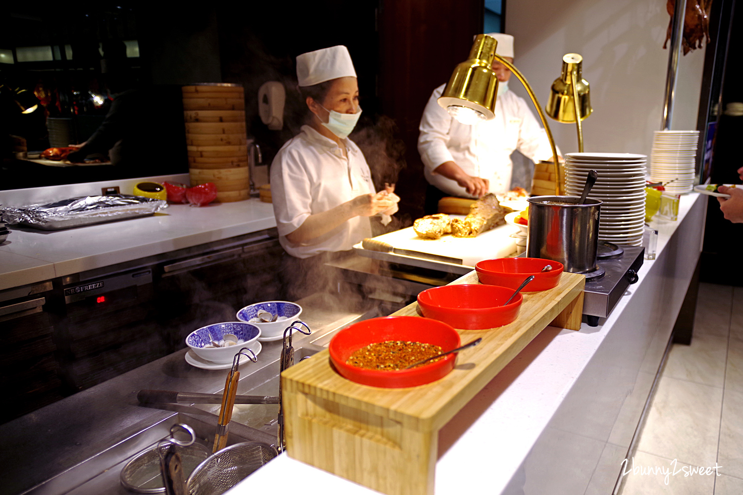 [宜蘭。美食] 宜蘭悅川酒店 羅琳西餐廳～現切爐烤牛排、現片烤鴨夾餅 x 在地無毒蔬果食材製作的異國風味料理 x 紅白酒無限暢飲 x 自家烘焙麵包、甜點～宜蘭精緻美味高 C/P 值自助百匯吃到飽餐廳｜宜蘭 buffet @兔兒毛毛姊妹花