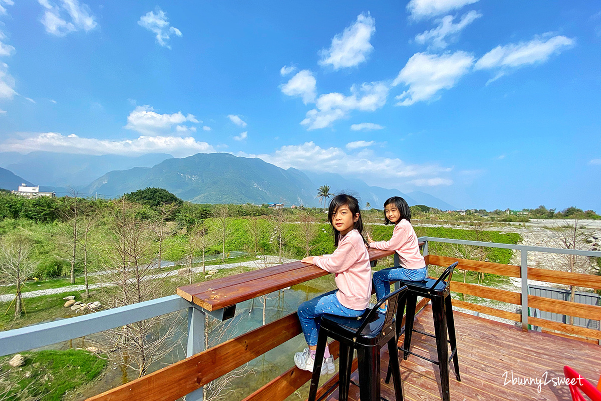 花蓮親子景點》Pony Cafe 咖啡廳～粉紅貨櫃屋、天空階梯美拍場景 x 鴕鳥、鱷魚，還能餵食小馬、兔子和騎馬～花蓮秀林 IG 美拍景點｜蘇花改兩天一夜行程推薦 @兔兒毛毛姊妹花