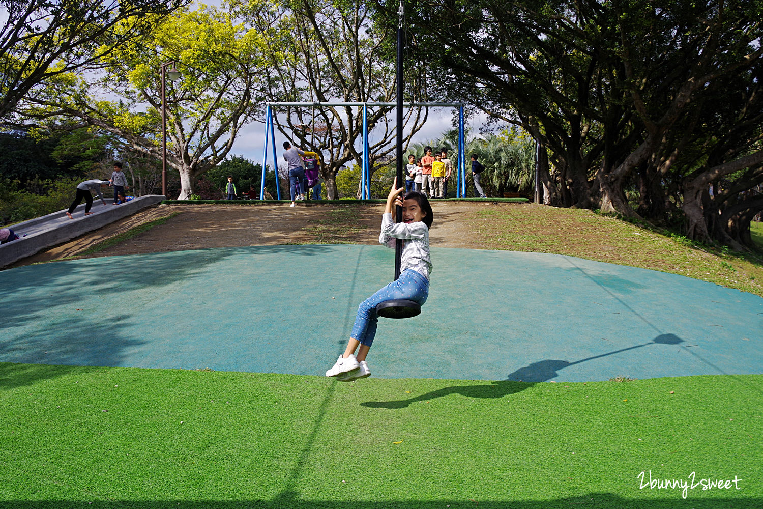 台北特色公園》南港公園 森林冒險玩遊戲場～飛鳥溜索、樹屋溜滑梯、攀爬旋轉盤、天網大沙坑～依山傍水環境清幽的超大公園，適合闔家野餐、玩耍、運動、休閒｜免費親子景點｜捷運板南線景點｜捷運昆陽站景點 @兔兒毛毛姊妹花