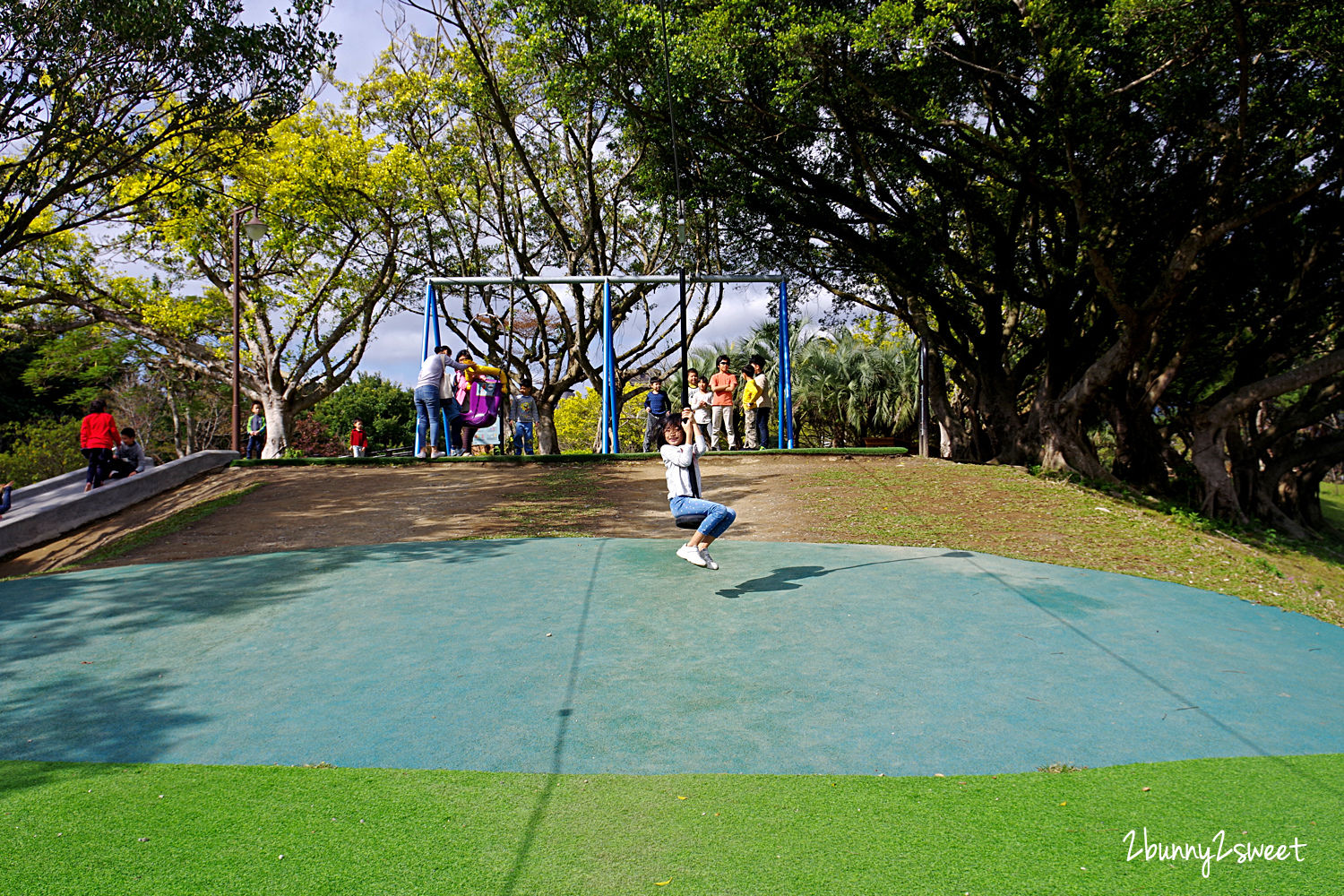 台北特色公園》南港公園 森林冒險玩遊戲場～飛鳥溜索、樹屋溜滑梯、攀爬旋轉盤、天網大沙坑～依山傍水環境清幽的超大公園，適合闔家野餐、玩耍、運動、休閒｜免費親子景點｜捷運板南線景點｜捷運昆陽站景點 @兔兒毛毛姊妹花