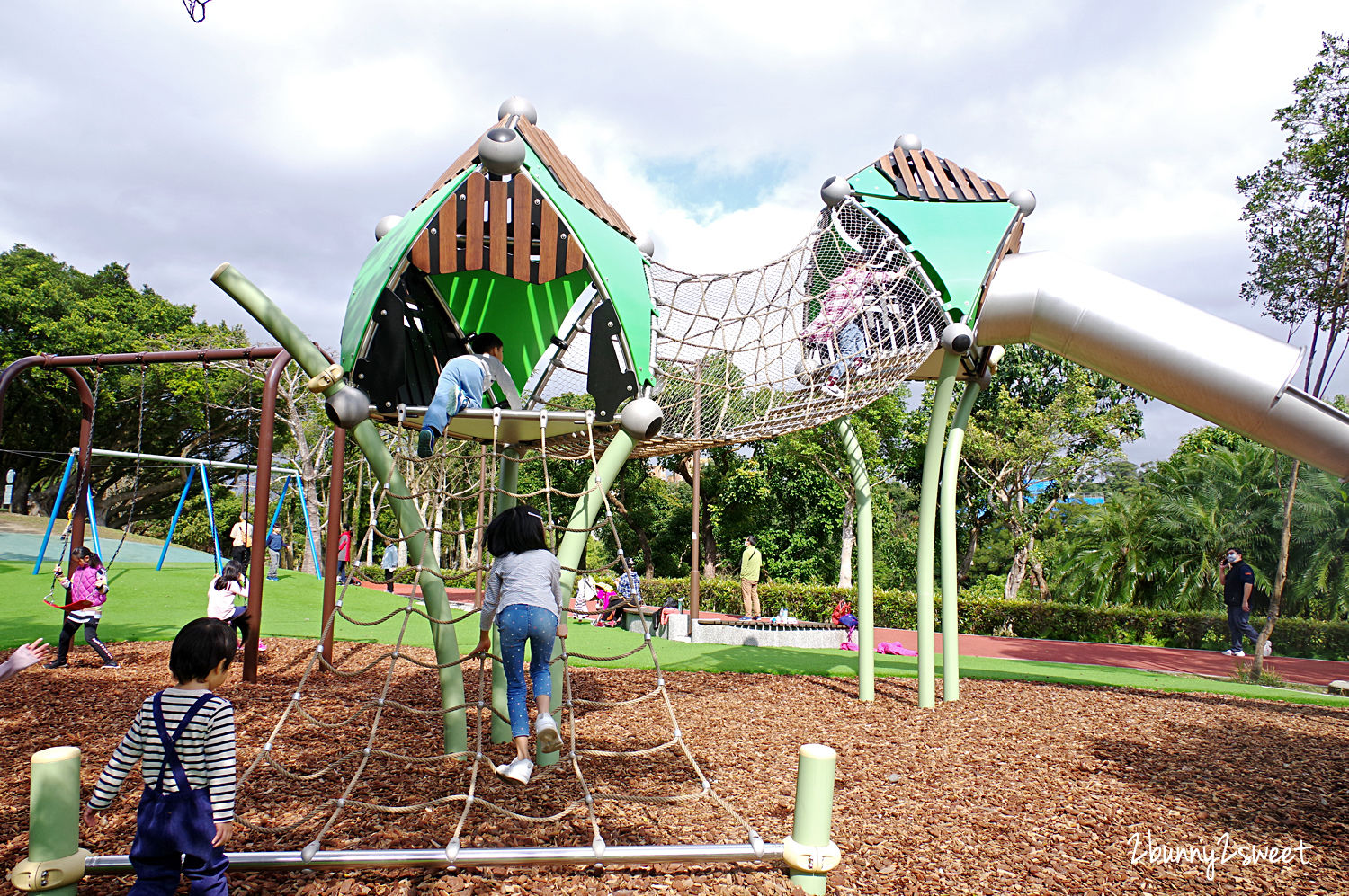 台北特色公園》南港公園 森林冒險玩遊戲場～飛鳥溜索、樹屋溜滑梯、攀爬旋轉盤、天網大沙坑～依山傍水環境清幽的超大公園，適合闔家野餐、玩耍、運動、休閒｜免費親子景點｜捷運板南線景點｜捷運昆陽站景點 @兔兒毛毛姊妹花