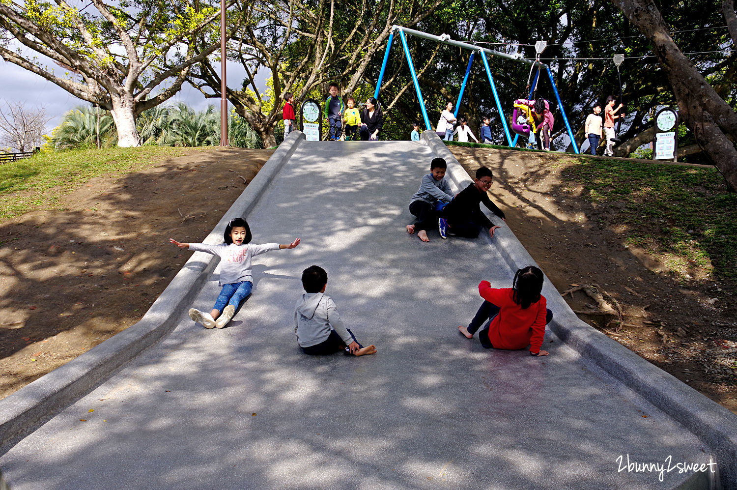 台北特色公園》南港公園 森林冒險玩遊戲場～飛鳥溜索、樹屋溜滑梯、攀爬旋轉盤、天網大沙坑～依山傍水環境清幽的超大公園，適合闔家野餐、玩耍、運動、休閒｜免費親子景點｜捷運板南線景點｜捷運昆陽站景點 @兔兒毛毛姊妹花