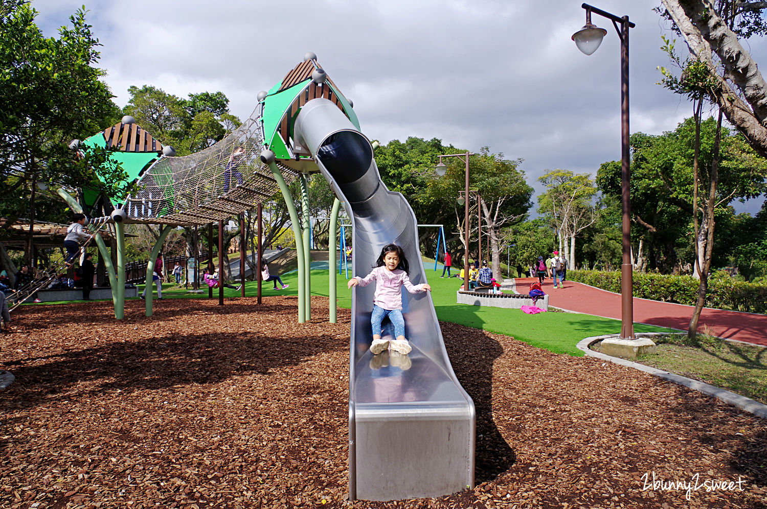 台北特色公園》南港公園 森林冒險玩遊戲場～飛鳥溜索、樹屋溜滑梯、攀爬旋轉盤、天網大沙坑～依山傍水環境清幽的超大公園，適合闔家野餐、玩耍、運動、休閒｜免費親子景點｜捷運板南線景點｜捷運昆陽站景點 @兔兒毛毛姊妹花