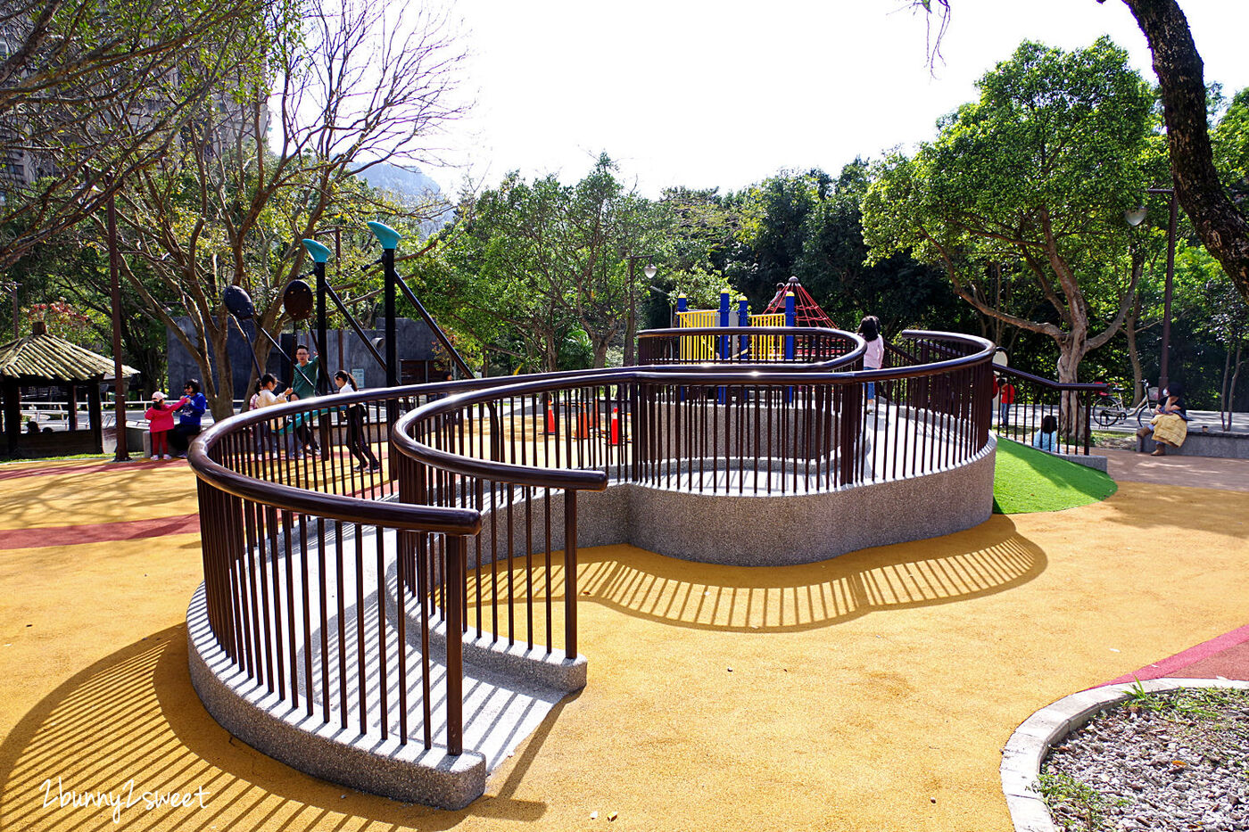 台北特色公園》南港公園 森林冒險玩遊戲場～飛鳥溜索、樹屋溜滑梯、攀爬旋轉盤、天網大沙坑～依山傍水環境清幽的超大公園，適合闔家野餐、玩耍、運動、休閒｜免費親子景點｜捷運板南線景點｜捷運昆陽站景點 @兔兒毛毛姊妹花