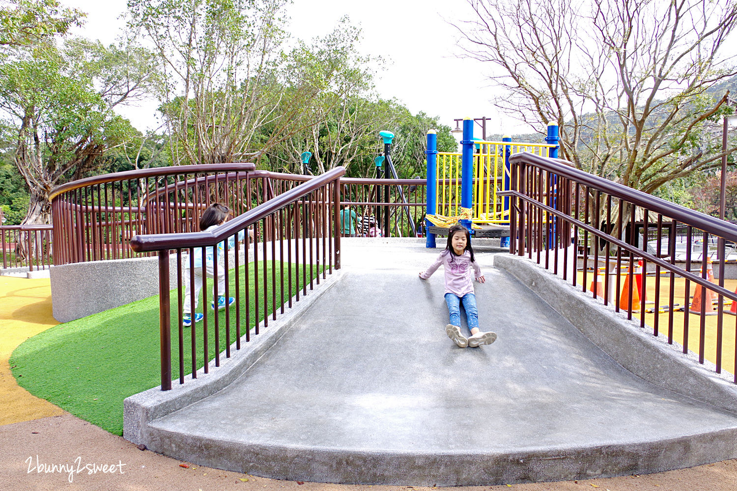 台北特色公園》南港公園 森林冒險玩遊戲場～飛鳥溜索、樹屋溜滑梯、攀爬旋轉盤、天網大沙坑～依山傍水環境清幽的超大公園，適合闔家野餐、玩耍、運動、休閒｜免費親子景點｜捷運板南線景點｜捷運昆陽站景點 @兔兒毛毛姊妹花