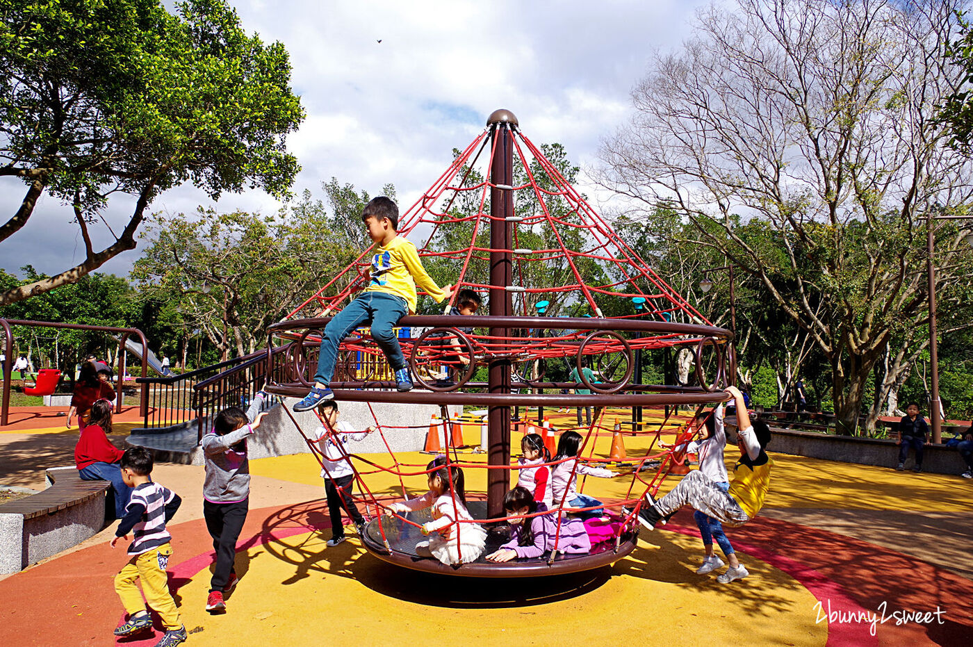 台北特色公園》南港公園 森林冒險玩遊戲場～飛鳥溜索、樹屋溜滑梯、攀爬旋轉盤、天網大沙坑～依山傍水環境清幽的超大公園，適合闔家野餐、玩耍、運動、休閒｜免費親子景點｜捷運板南線景點｜捷運昆陽站景點 @兔兒毛毛姊妹花