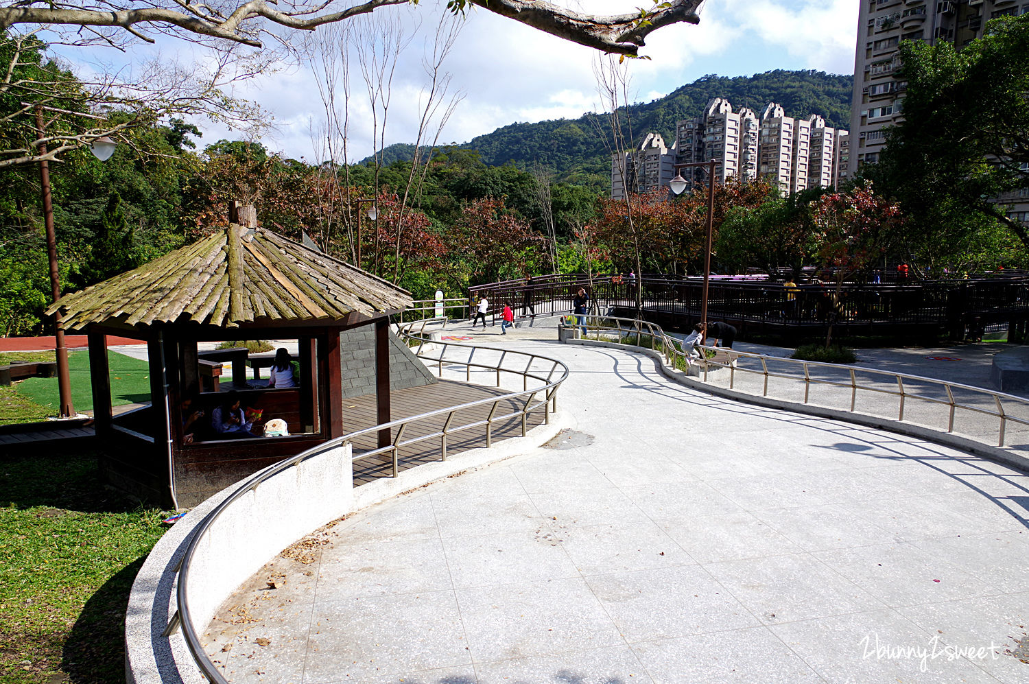 台北特色公園》南港公園 森林冒險玩遊戲場～飛鳥溜索、樹屋溜滑梯、攀爬旋轉盤、天網大沙坑～依山傍水環境清幽的超大公園，適合闔家野餐、玩耍、運動、休閒｜免費親子景點｜捷運板南線景點｜捷運昆陽站景點 @兔兒毛毛姊妹花