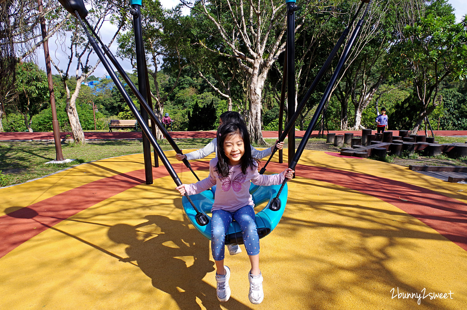 台北特色公園》南港公園 森林冒險玩遊戲場～飛鳥溜索、樹屋溜滑梯、攀爬旋轉盤、天網大沙坑～依山傍水環境清幽的超大公園，適合闔家野餐、玩耍、運動、休閒｜免費親子景點｜捷運板南線景點｜捷運昆陽站景點 @兔兒毛毛姊妹花