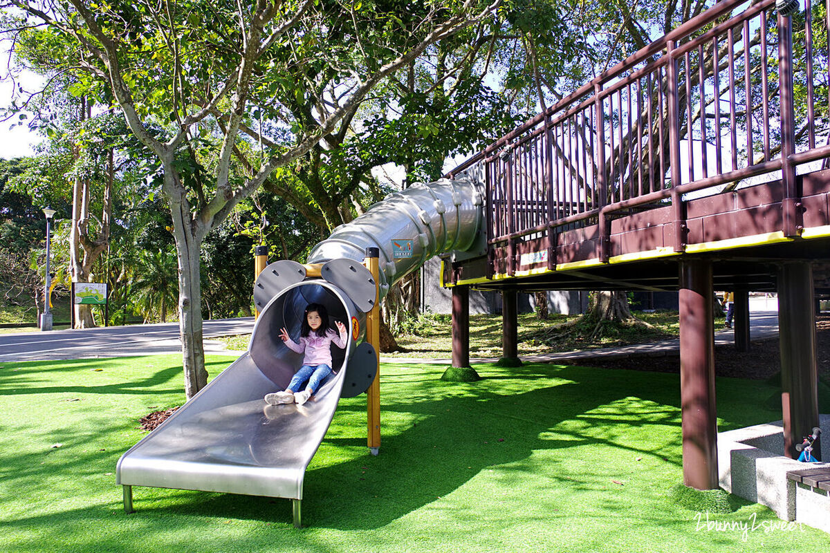 台北特色公園》南港公園 森林冒險玩遊戲場～飛鳥溜索、樹屋溜滑梯、攀爬旋轉盤、天網大沙坑～依山傍水環境清幽的超大公園，適合闔家野餐、玩耍、運動、休閒｜免費親子景點｜捷運板南線景點｜捷運昆陽站景點 @兔兒毛毛姊妹花