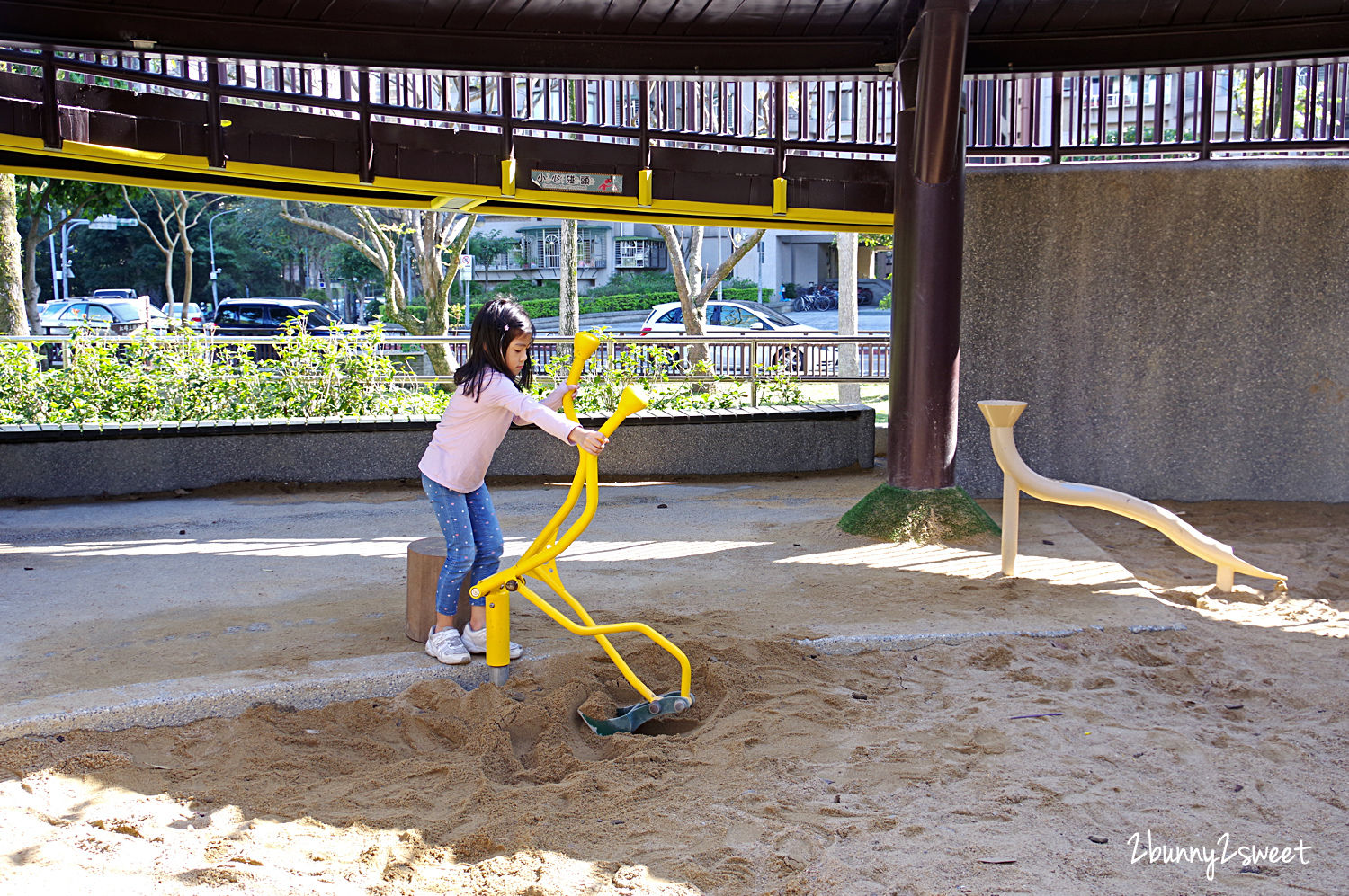 台北特色公園》南港公園 森林冒險玩遊戲場～飛鳥溜索、樹屋溜滑梯、攀爬旋轉盤、天網大沙坑～依山傍水環境清幽的超大公園，適合闔家野餐、玩耍、運動、休閒｜免費親子景點｜捷運板南線景點｜捷運昆陽站景點 @兔兒毛毛姊妹花