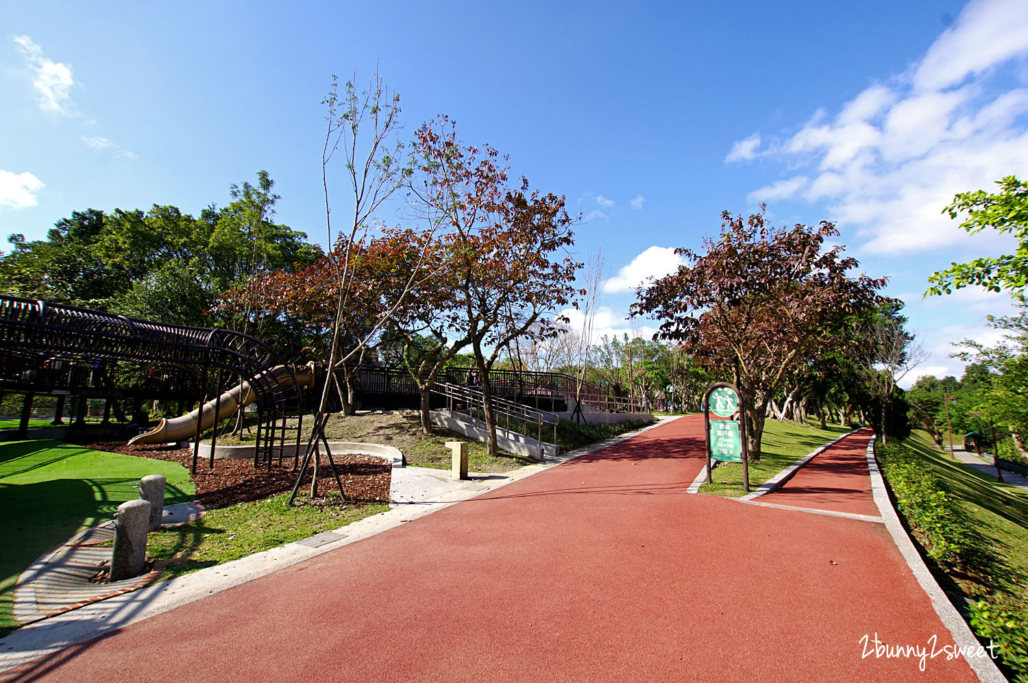 台北特色公園》南港公園 森林冒險玩遊戲場～飛鳥溜索、樹屋溜滑梯、攀爬旋轉盤、天網大沙坑～依山傍水環境清幽的超大公園，適合闔家野餐、玩耍、運動、休閒｜免費親子景點｜捷運板南線景點｜捷運昆陽站景點 @兔兒毛毛姊妹花