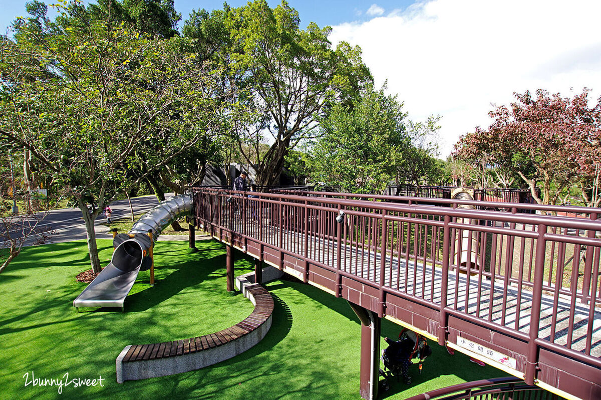 台北特色公園》南港公園 森林冒險玩遊戲場～飛鳥溜索、樹屋溜滑梯、攀爬旋轉盤、天網大沙坑～依山傍水環境清幽的超大公園，適合闔家野餐、玩耍、運動、休閒｜免費親子景點｜捷運板南線景點｜捷運昆陽站景點 @兔兒毛毛姊妹花