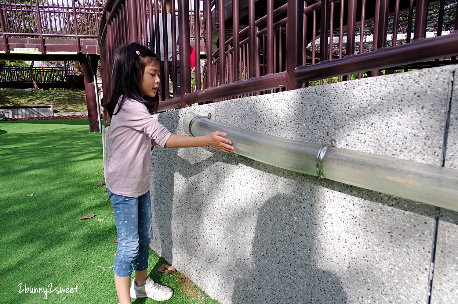 台北特色公園》南港公園 森林冒險玩遊戲場～飛鳥溜索、樹屋溜滑梯、攀爬旋轉盤、天網大沙坑～依山傍水環境清幽的超大公園，適合闔家野餐、玩耍、運動、休閒｜免費親子景點｜捷運板南線景點｜捷運昆陽站景點 @兔兒毛毛姊妹花