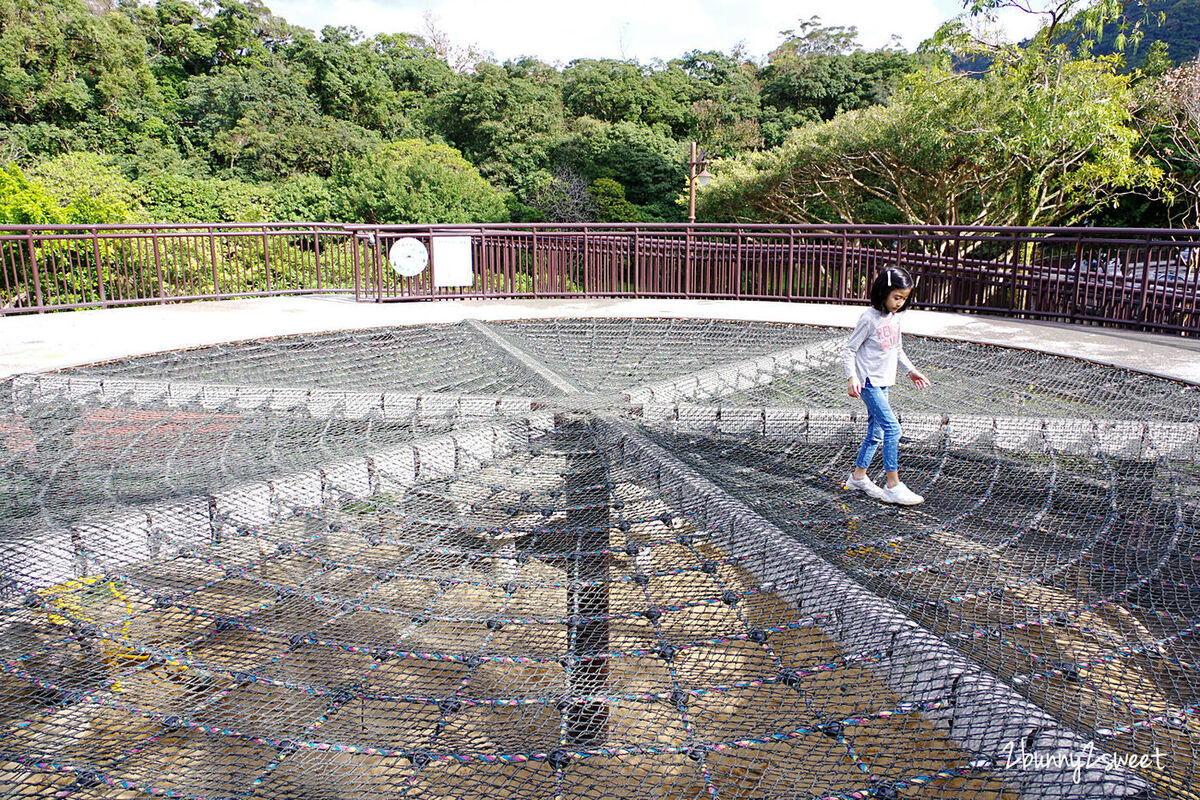 台北特色公園》南港公園 森林冒險玩遊戲場～飛鳥溜索、樹屋溜滑梯、攀爬旋轉盤、天網大沙坑～依山傍水環境清幽的超大公園，適合闔家野餐、玩耍、運動、休閒｜免費親子景點｜捷運板南線景點｜捷運昆陽站景點 @兔兒毛毛姊妹花