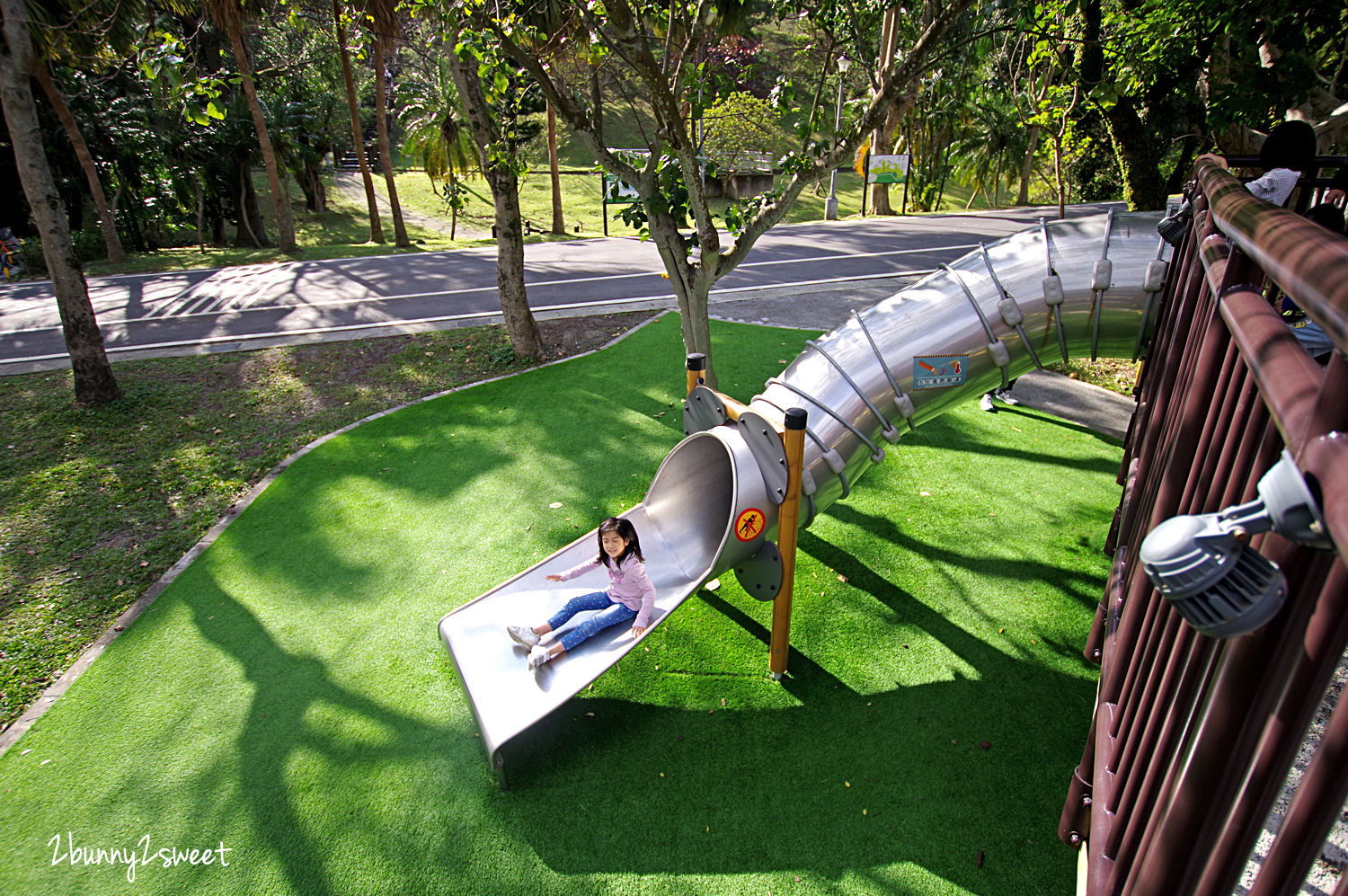 台北特色公園》南港公園 森林冒險玩遊戲場～飛鳥溜索、樹屋溜滑梯、攀爬旋轉盤、天網大沙坑～依山傍水環境清幽的超大公園，適合闔家野餐、玩耍、運動、休閒｜免費親子景點｜捷運板南線景點｜捷運昆陽站景點 @兔兒毛毛姊妹花