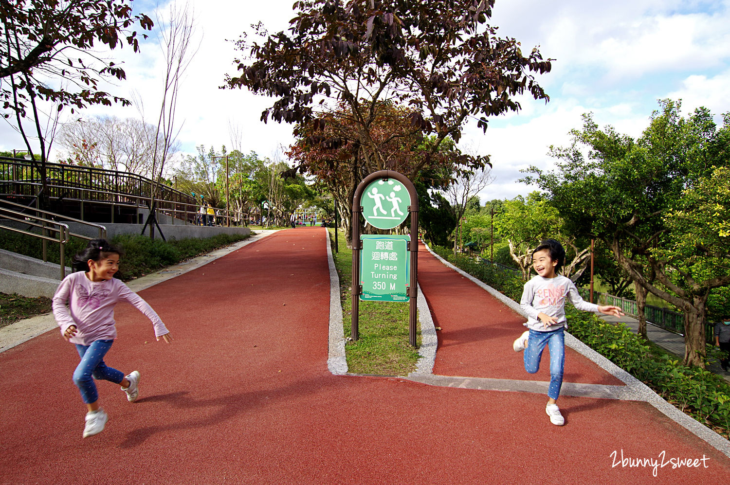 台北特色公園》南港公園 森林冒險玩遊戲場～飛鳥溜索、樹屋溜滑梯、攀爬旋轉盤、天網大沙坑～依山傍水環境清幽的超大公園，適合闔家野餐、玩耍、運動、休閒｜免費親子景點｜捷運板南線景點｜捷運昆陽站景點 @兔兒毛毛姊妹花