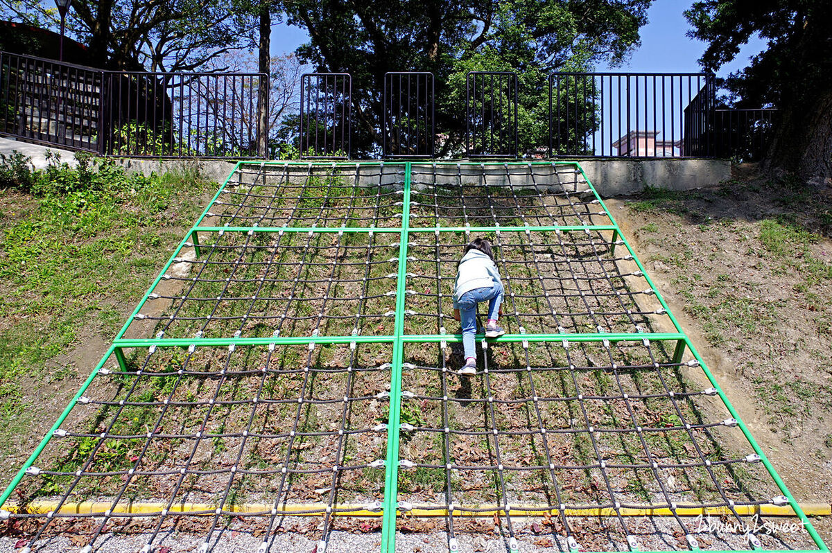 三峽中山公園｜30米彩虹樹藤溜滑梯嗨翻天，三峽老街附近超放電特色公園兒童遊戲場 @兔兒毛毛姊妹花