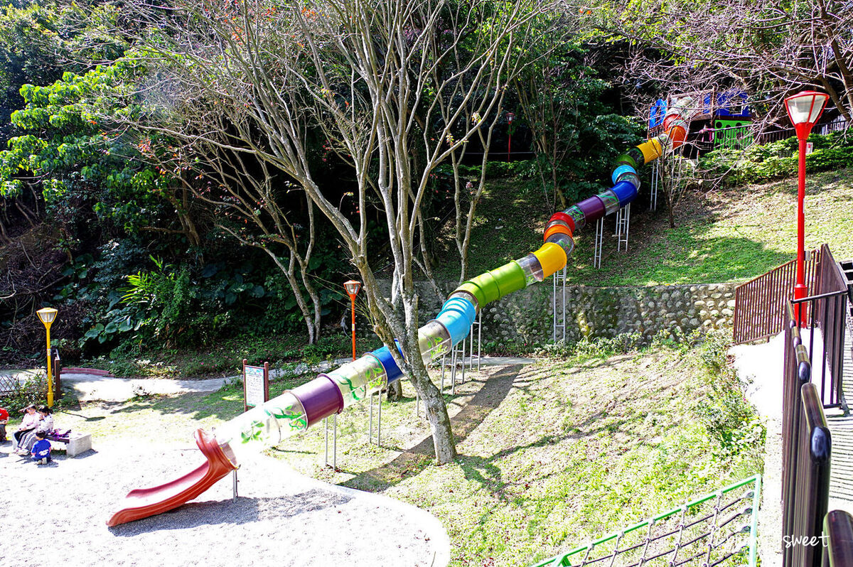 三峽中山公園｜30米彩虹樹藤溜滑梯嗨翻天，三峽老街附近超放電特色公園兒童遊戲場 @兔兒毛毛姊妹花