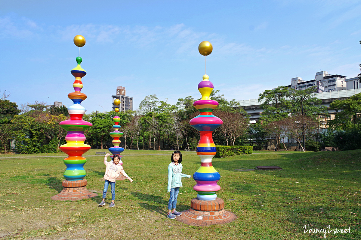 台北特色公園》華山大草原遊戲場｜中央藝文公園～超狂乾濕兩玩大沙坑 x 煙囪遊戲塔溜滑梯 x 滑索、鞦韆、大草坪～華山文創園區後方超好玩免費景點｜捷運善導寺站｜捷運板南線親子景點推薦 @兔兒毛毛姊妹花