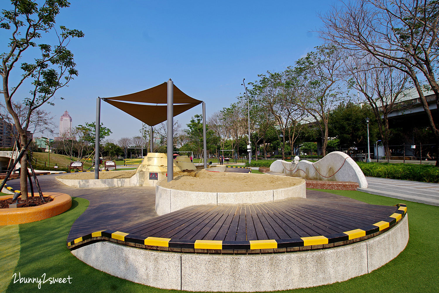 台北特色公園》華山大草原遊戲場｜中央藝文公園～超狂乾濕兩玩大沙坑 x 煙囪遊戲塔溜滑梯 x 滑索、鞦韆、大草坪～華山文創園區後方超好玩免費景點｜捷運善導寺站｜捷運板南線親子景點推薦 @兔兒毛毛姊妹花