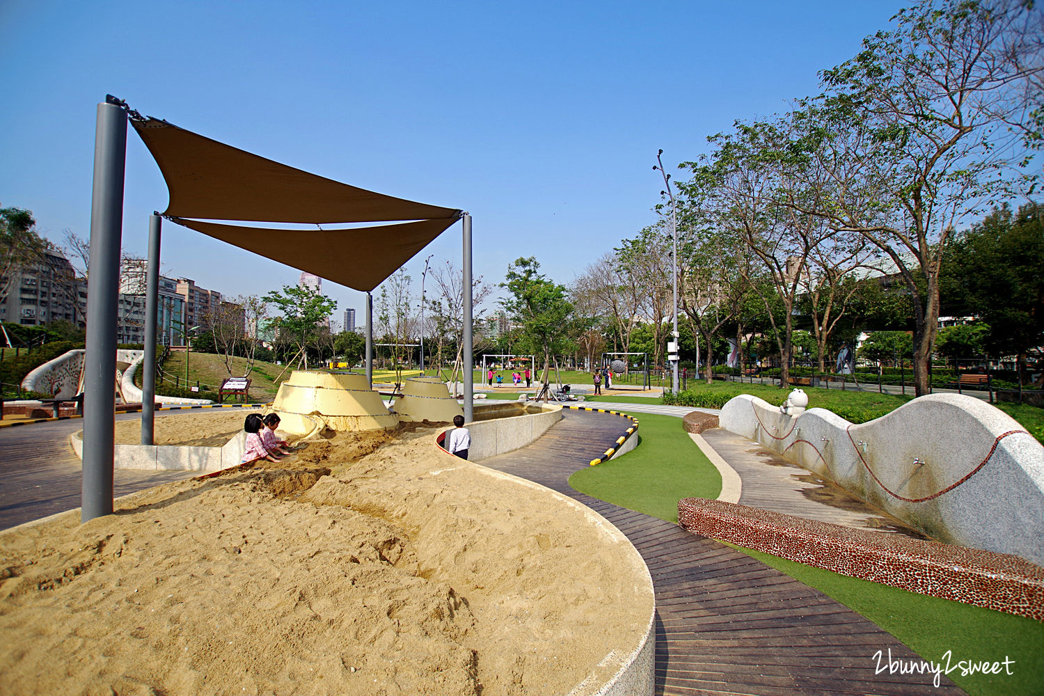 台北特色公園》華山大草原遊戲場｜中央藝文公園～超狂乾濕兩玩大沙坑 x 煙囪遊戲塔溜滑梯 x 滑索、鞦韆、大草坪～華山文創園區後方超好玩免費景點｜捷運善導寺站｜捷運板南線親子景點推薦 @兔兒毛毛姊妹花