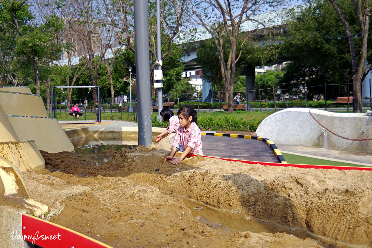 台北特色公園》華山大草原遊戲場｜中央藝文公園～超狂乾濕兩玩大沙坑 x 煙囪遊戲塔溜滑梯 x 滑索、鞦韆、大草坪～華山文創園區後方超好玩免費景點｜捷運善導寺站｜捷運板南線親子景點推薦 @兔兒毛毛姊妹花