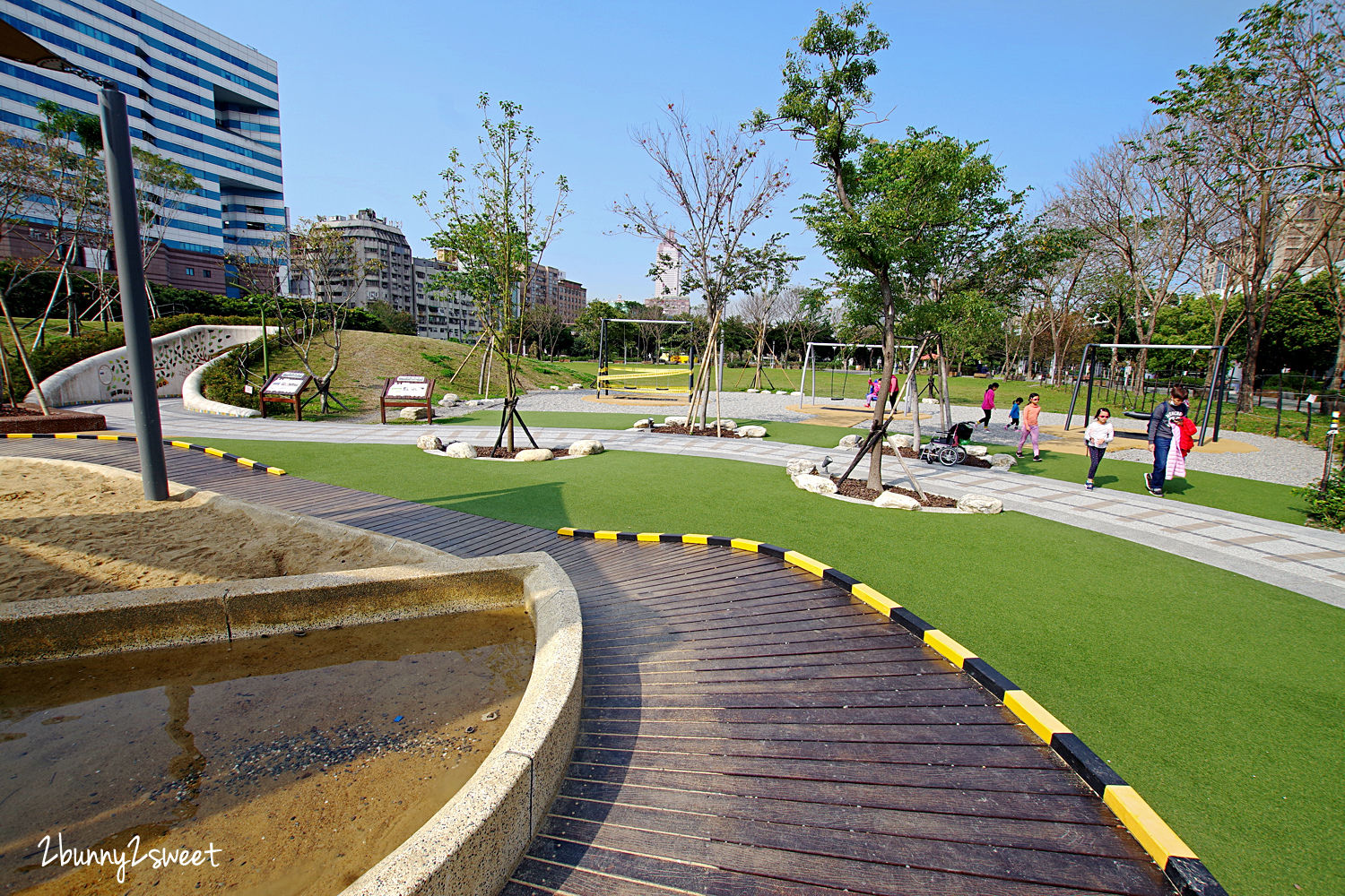 台北特色公園》華山大草原遊戲場｜中央藝文公園～超狂乾濕兩玩大沙坑 x 煙囪遊戲塔溜滑梯 x 滑索、鞦韆、大草坪～華山文創園區後方超好玩免費景點｜捷運善導寺站｜捷運板南線親子景點推薦 @兔兒毛毛姊妹花