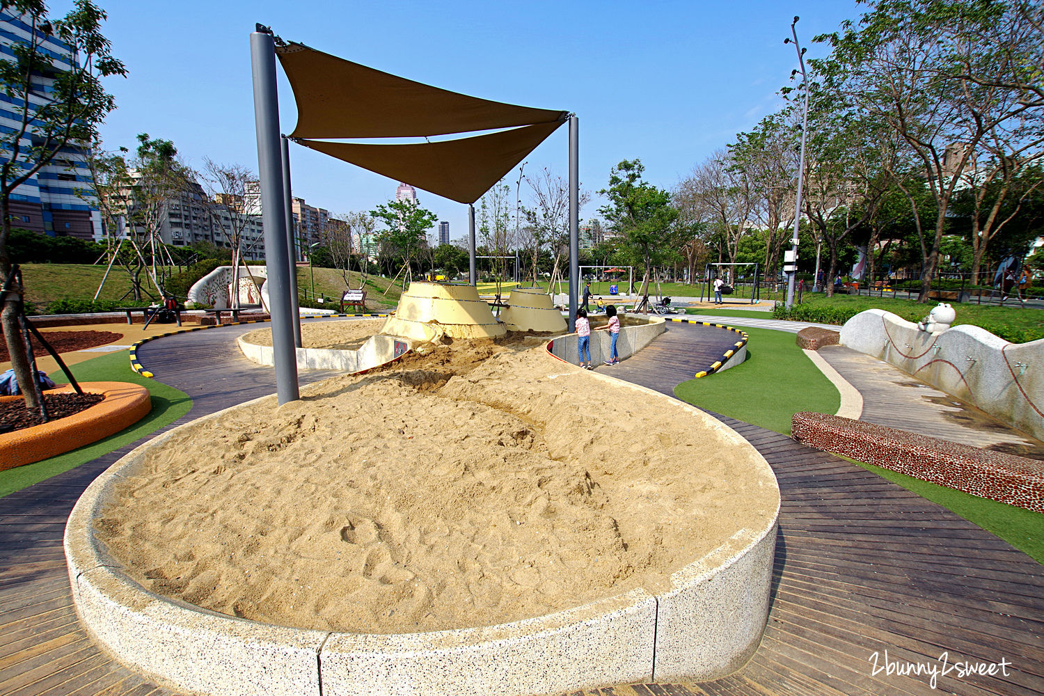 台北特色公園》華山大草原遊戲場｜中央藝文公園～超狂乾濕兩玩大沙坑 x 煙囪遊戲塔溜滑梯 x 滑索、鞦韆、大草坪～華山文創園區後方超好玩免費景點｜捷運善導寺站｜捷運板南線親子景點推薦 @兔兒毛毛姊妹花