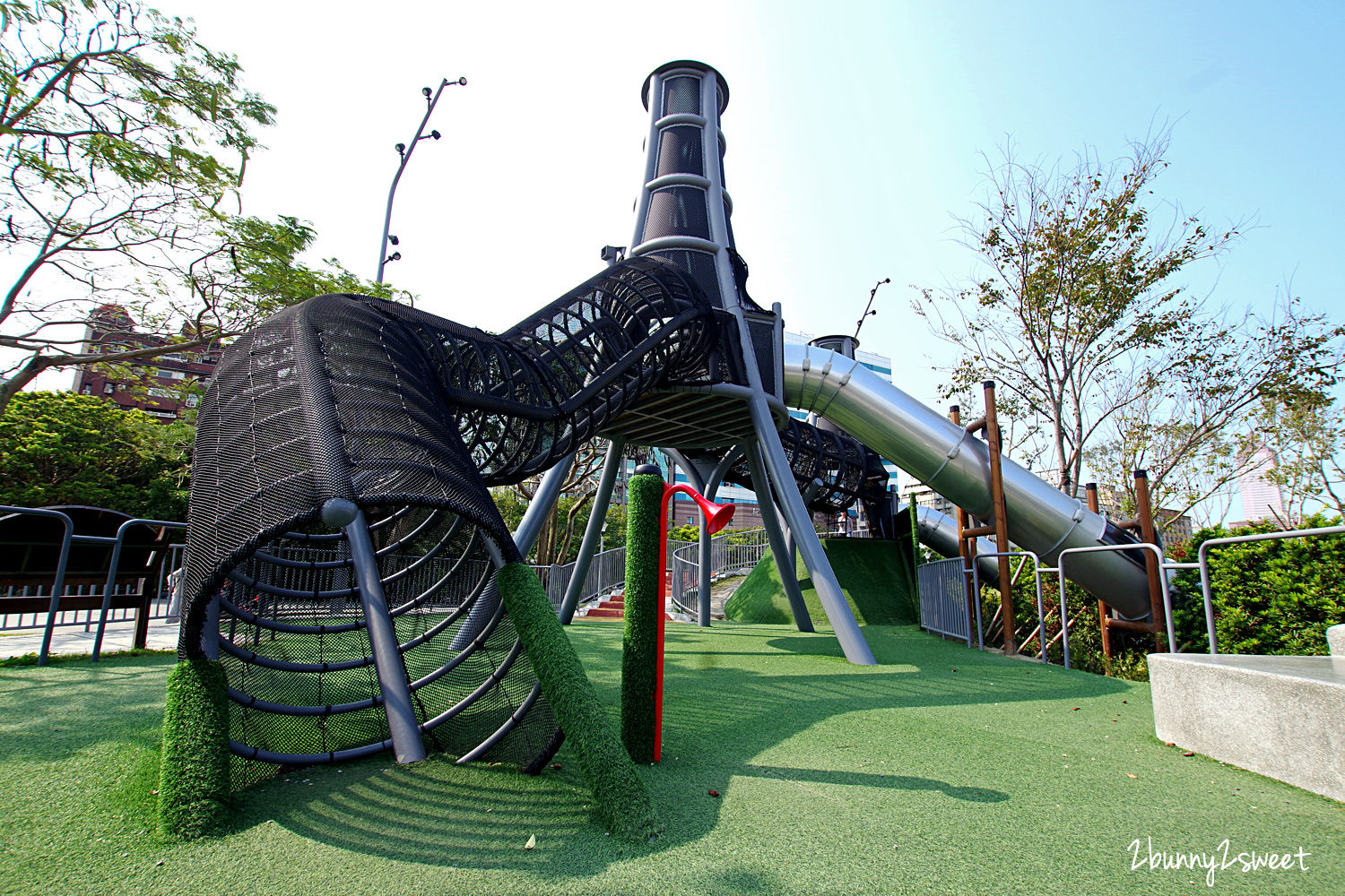 台北特色公園》華山大草原遊戲場｜中央藝文公園～超狂乾濕兩玩大沙坑 x 煙囪遊戲塔溜滑梯 x 滑索、鞦韆、大草坪～華山文創園區後方超好玩免費景點｜捷運善導寺站｜捷運板南線親子景點推薦 @兔兒毛毛姊妹花